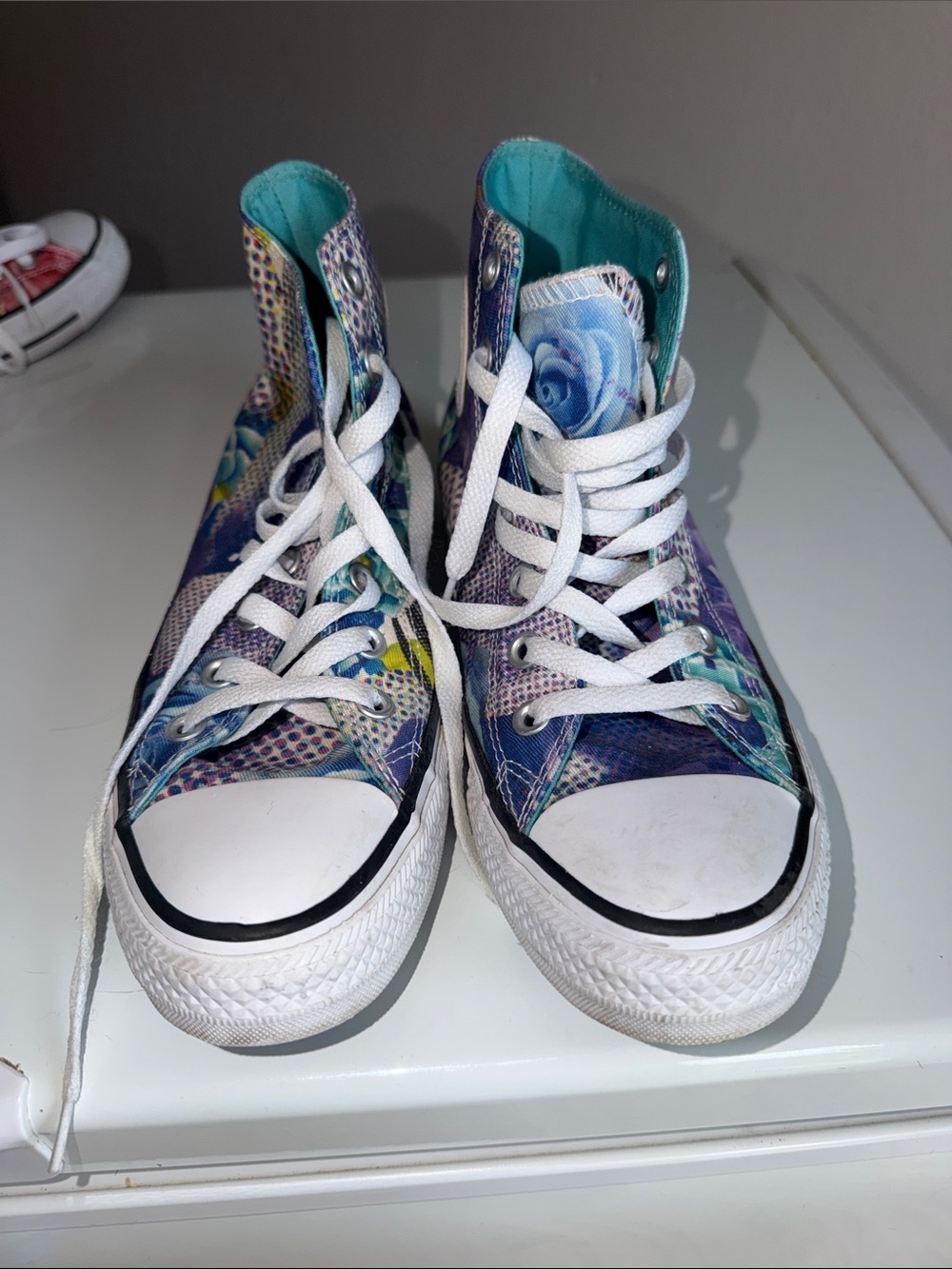 (USED -gently) Women’s Converse size 8 High-Top Sneakers in Floral print
